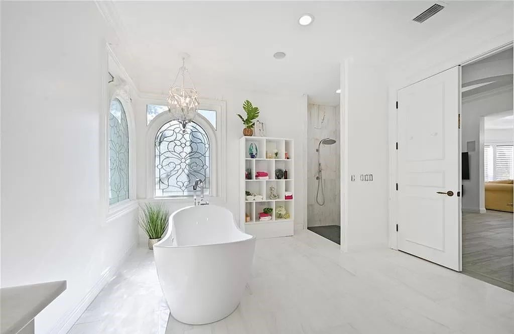 Welcome to Sunspray Estate, an exquisite 5-bedroom masterpiece nestled along the shores of a secluded spring-fed lake in Naples, Florida.