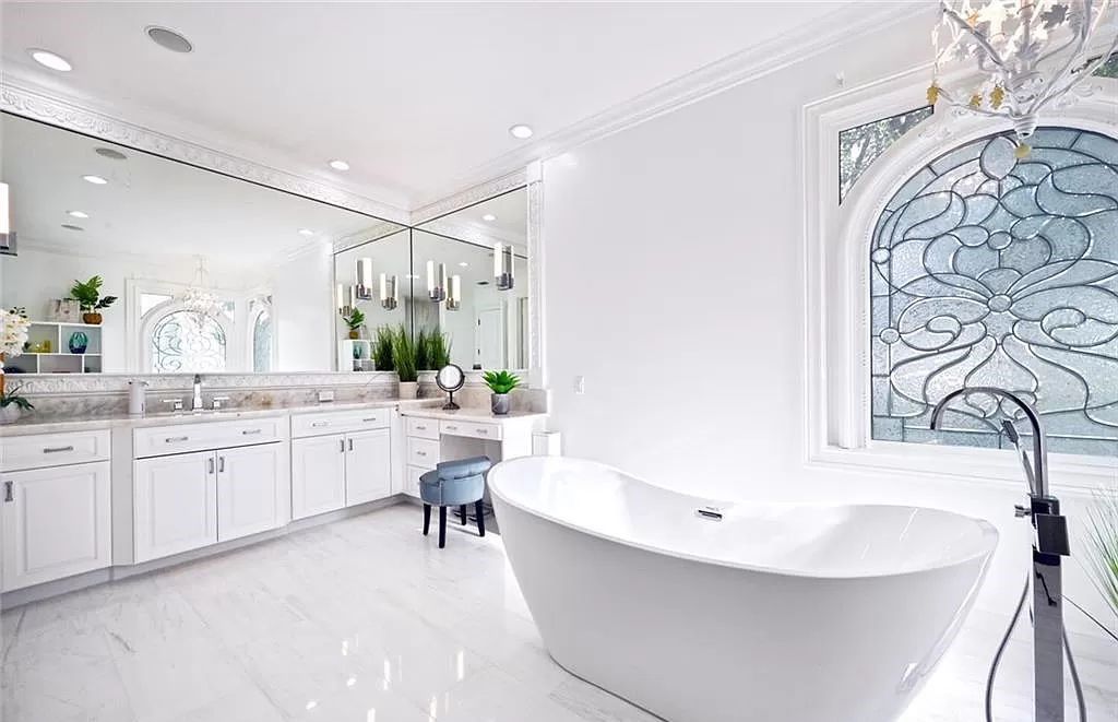Welcome to Sunspray Estate, an exquisite 5-bedroom masterpiece nestled along the shores of a secluded spring-fed lake in Naples, Florida.