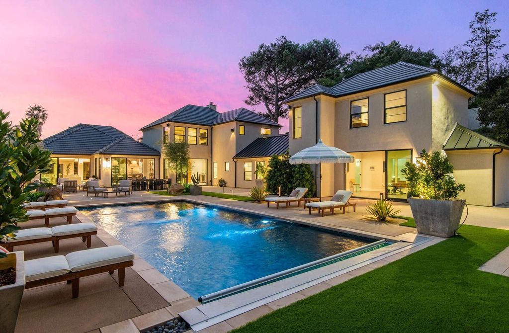6665 Via Estrada Home in La Jolla, California. Step into the lap of luxury with this opulent residence in La Jolla, boasting over 6,000 square feet of meticulously designed space. Immerse yourself in sophistication with six en suite bedrooms, high-end finishes, and grand living areas.