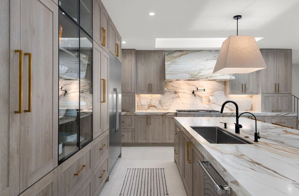6665 Via Estrada Home in La Jolla, California. Step into the lap of luxury with this opulent residence in La Jolla, boasting over 6,000 square feet of meticulously designed space. Immerse yourself in sophistication with six en suite bedrooms, high-end finishes, and grand living areas.