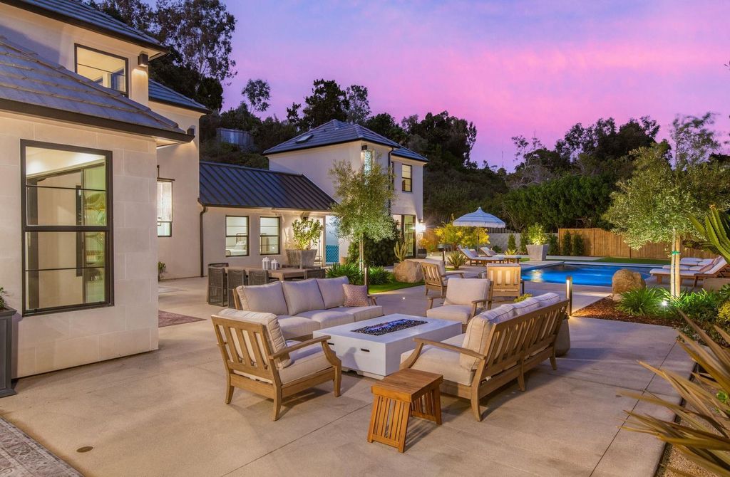 6665 Via Estrada Home in La Jolla, California. Step into the lap of luxury with this opulent residence in La Jolla, boasting over 6,000 square feet of meticulously designed space. Immerse yourself in sophistication with six en suite bedrooms, high-end finishes, and grand living areas.