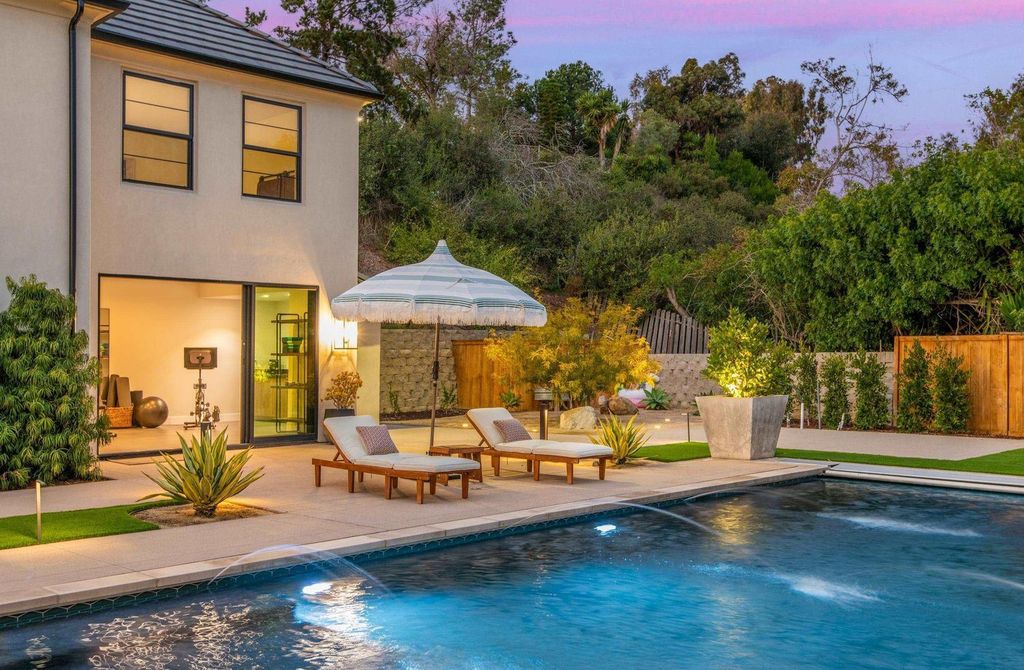 6665 Via Estrada Home in La Jolla, California. Step into the lap of luxury with this opulent residence in La Jolla, boasting over 6,000 square feet of meticulously designed space. Immerse yourself in sophistication with six en suite bedrooms, high-end finishes, and grand living areas.