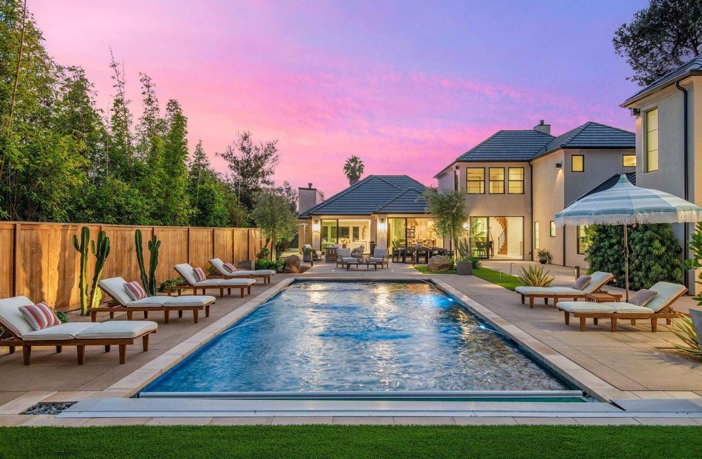 6665 Via Estrada Home in La Jolla, California. Step into the lap of luxury with this opulent residence in La Jolla, boasting over 6,000 square feet of meticulously designed space. Immerse yourself in sophistication with six en suite bedrooms, high-end finishes, and grand living areas.