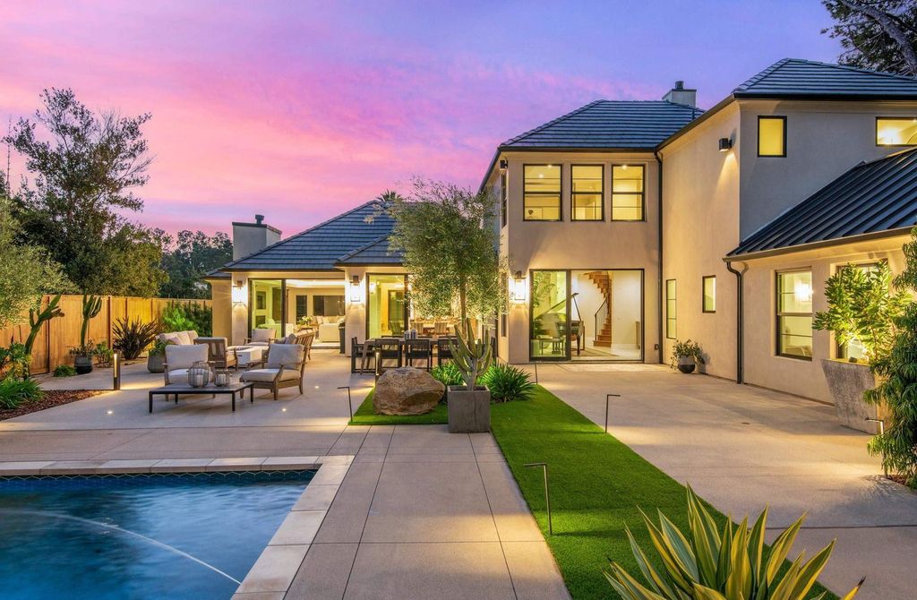 6665 Via Estrada Home in La Jolla, California. Step into the lap of luxury with this opulent residence in La Jolla, boasting over 6,000 square feet of meticulously designed space. Immerse yourself in sophistication with six en suite bedrooms, high-end finishes, and grand living areas.
