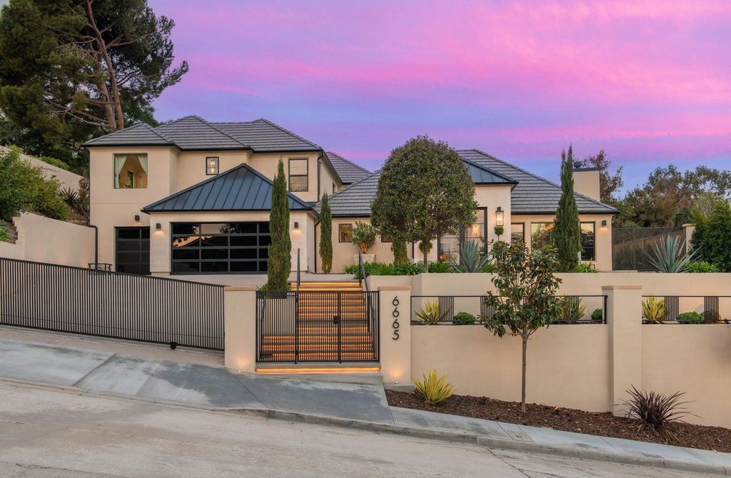 6665 Via Estrada Home in La Jolla, California. Step into the lap of luxury with this opulent residence in La Jolla, boasting over 6,000 square feet of meticulously designed space. Immerse yourself in sophistication with six en suite bedrooms, high-end finishes, and grand living areas.