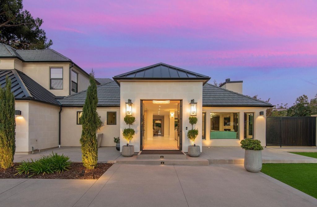 6665 Via Estrada Home in La Jolla, California. Step into the lap of luxury with this opulent residence in La Jolla, boasting over 6,000 square feet of meticulously designed space. Immerse yourself in sophistication with six en suite bedrooms, high-end finishes, and grand living areas.
