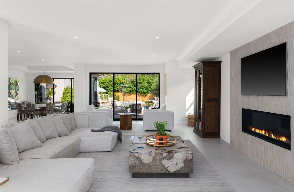 6665 Via Estrada Home in La Jolla, California. Step into the lap of luxury with this opulent residence in La Jolla, boasting over 6,000 square feet of meticulously designed space. Immerse yourself in sophistication with six en suite bedrooms, high-end finishes, and grand living areas.