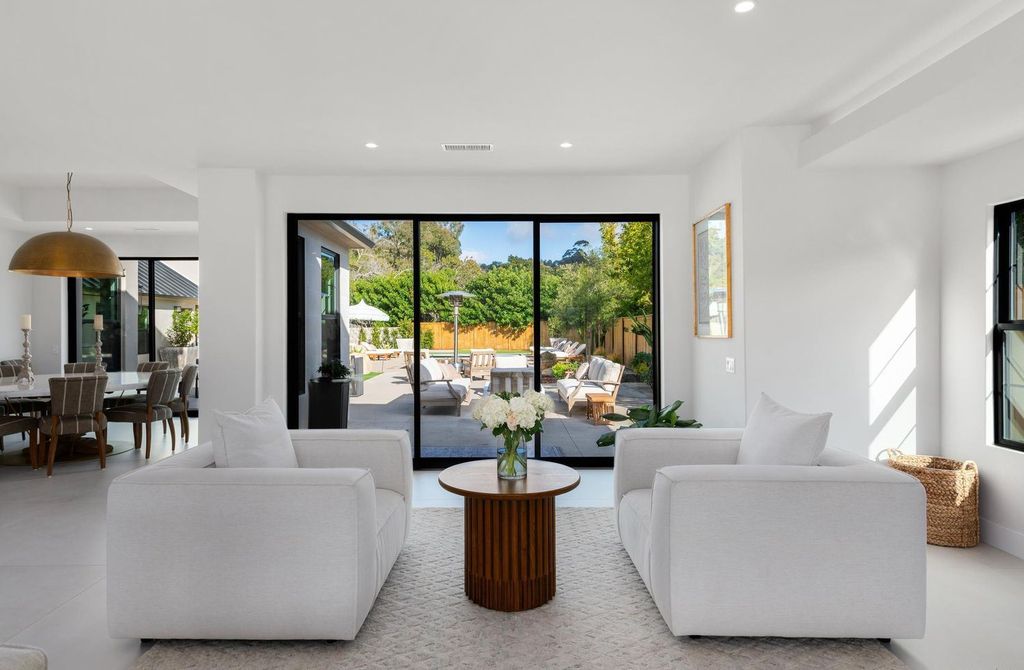 6665 Via Estrada Home in La Jolla, California. Step into the lap of luxury with this opulent residence in La Jolla, boasting over 6,000 square feet of meticulously designed space. Immerse yourself in sophistication with six en suite bedrooms, high-end finishes, and grand living areas.