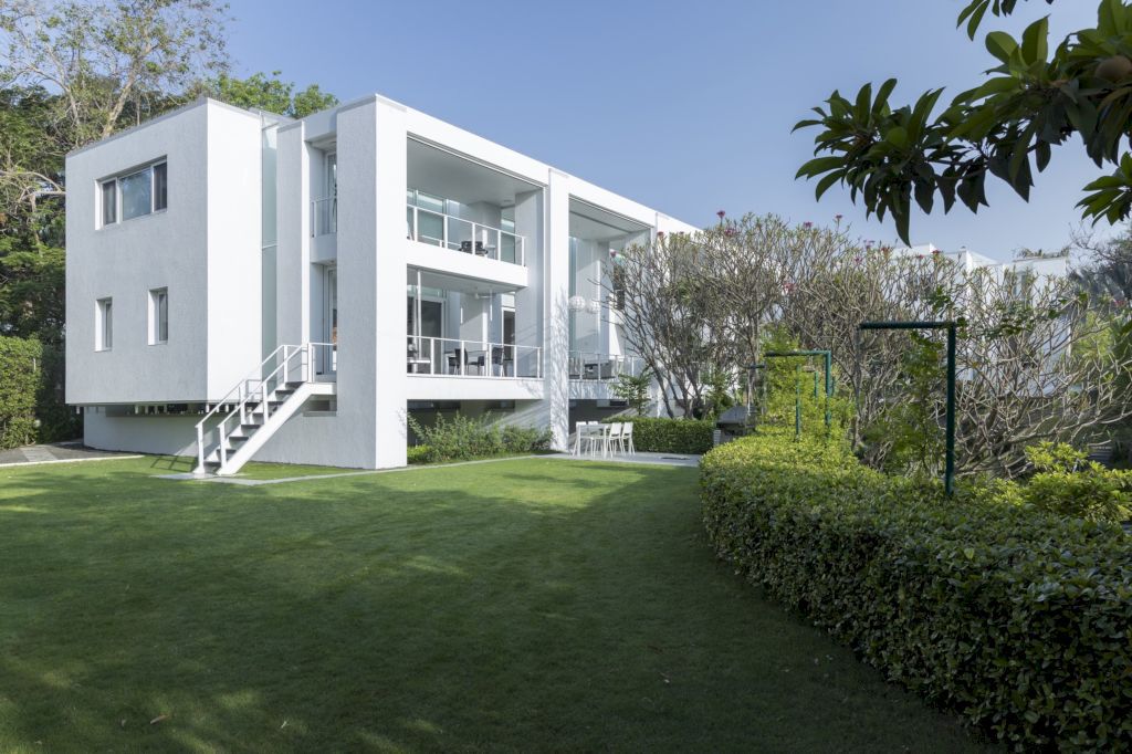 Aalloa Hills Residence, Net-Zero Oasis by INI Design Studio