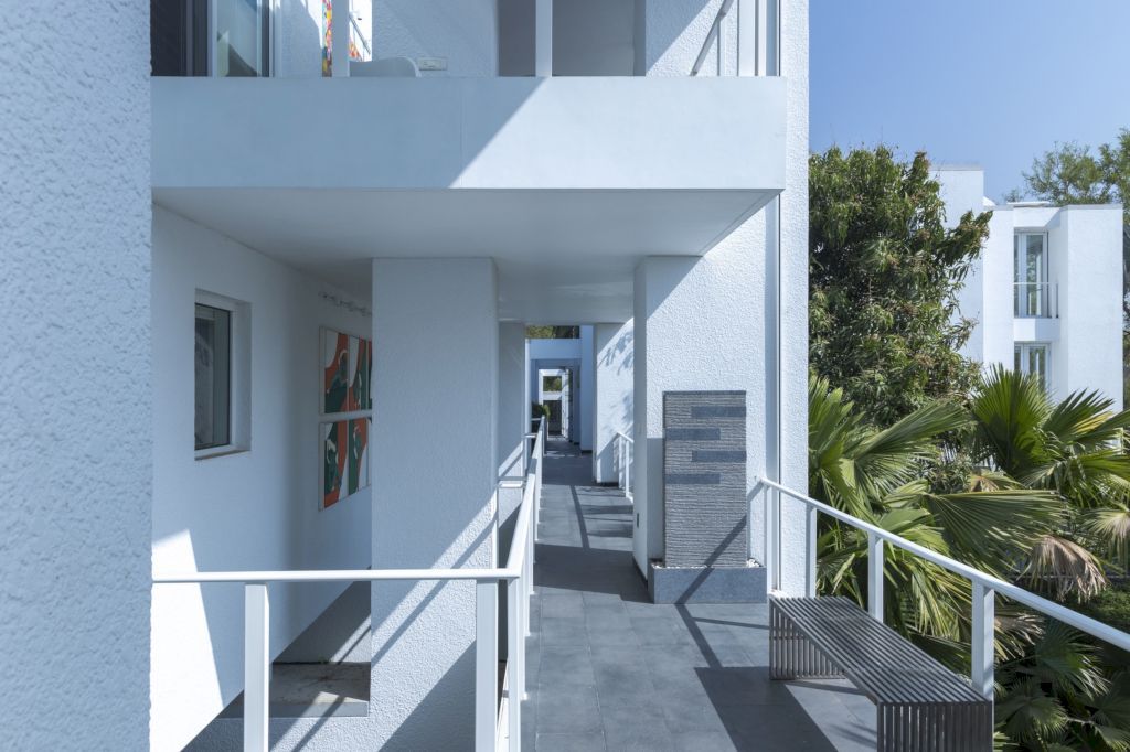 Aalloa Hills Residence, Net-Zero Oasis by INI Design Studio