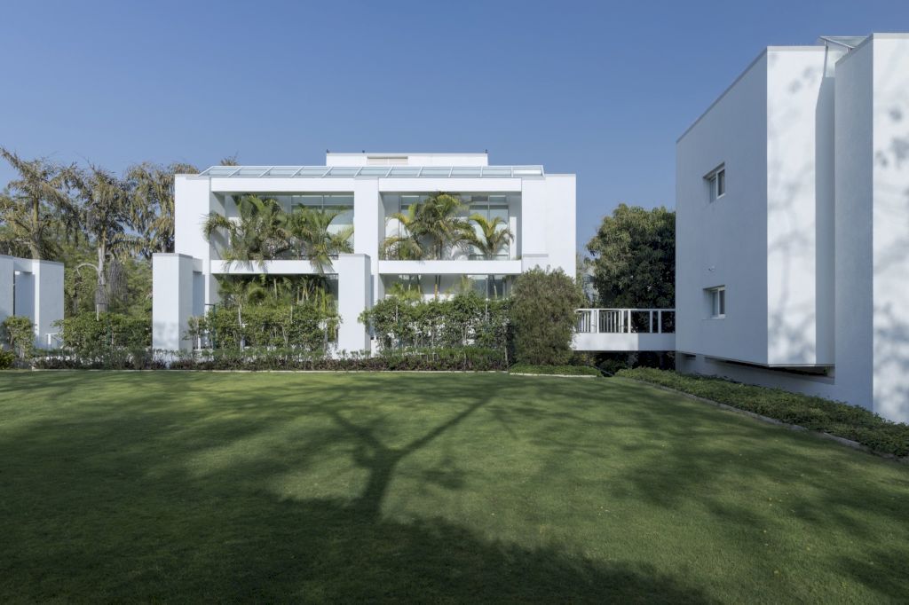 Aalloa Hills Residence, Net-Zero Oasis by INI Design Studio