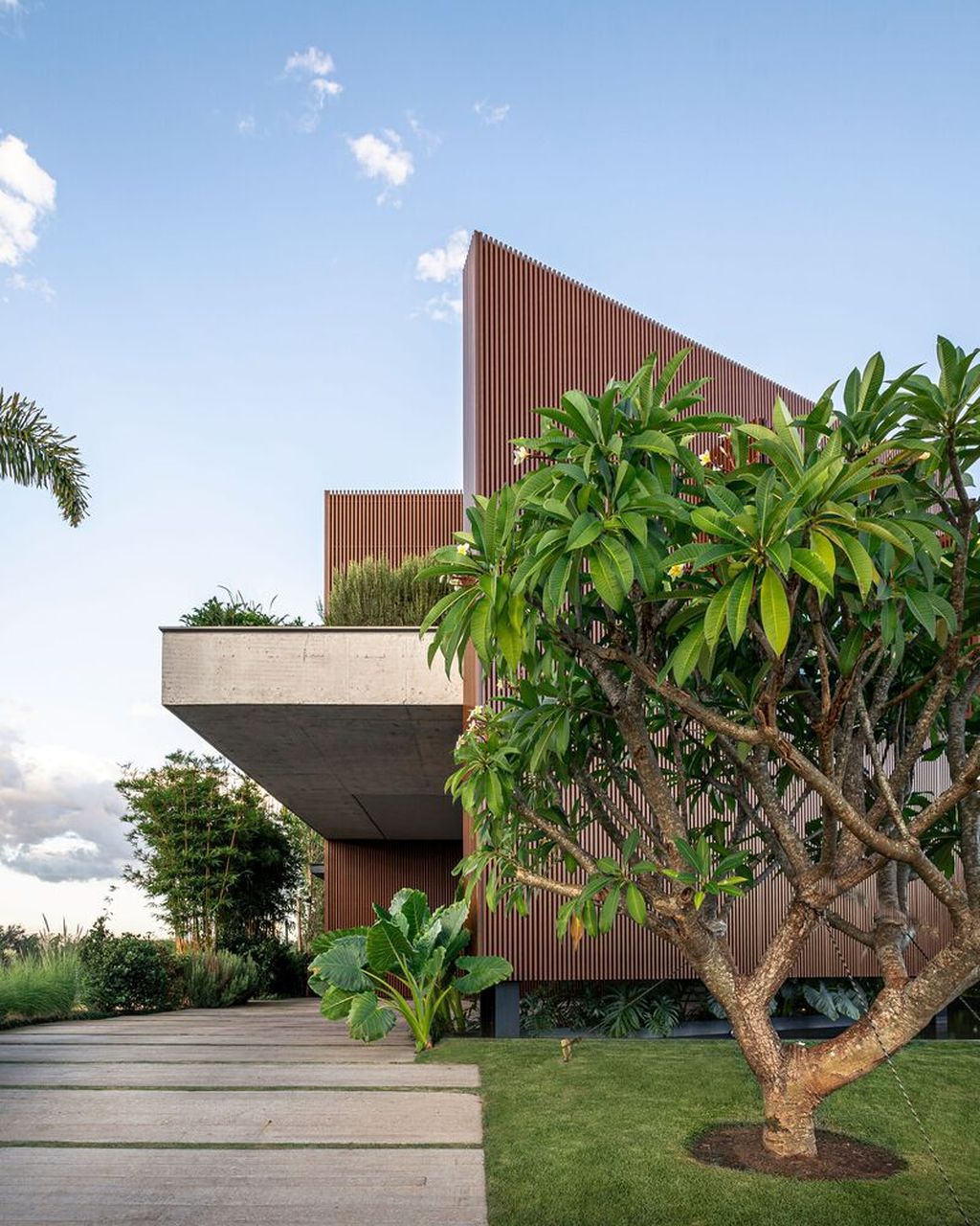 Água house, waterfront gem by Stemmer Rodrigues Architecture