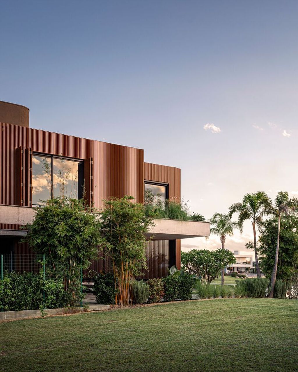 Água house, waterfront gem by Stemmer Rodrigues Architecture