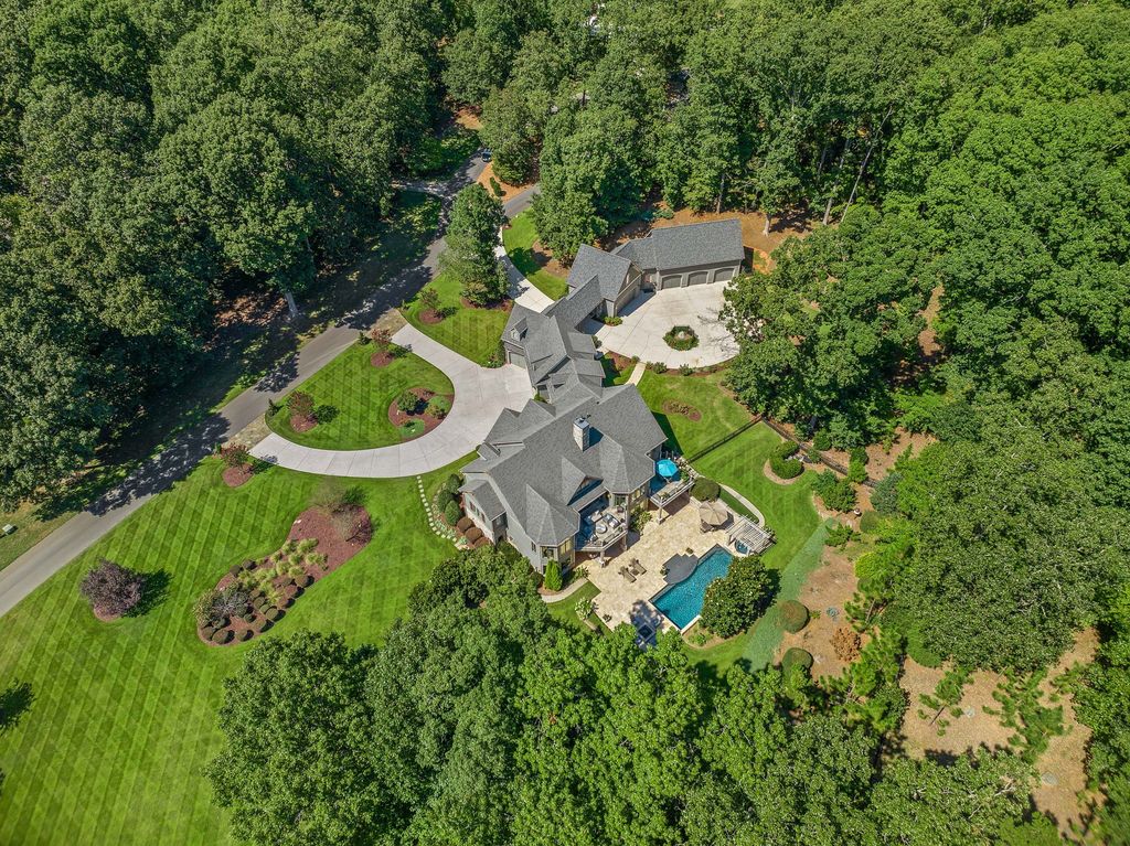 Artisan Custom Homes Creates a Stately Residence in North Carolina Priced at 2.295 Million 19