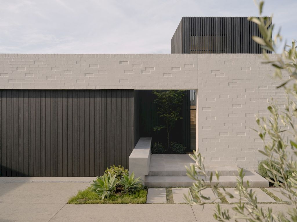 Courtside House in Australia by Tom Robertson Architects 1