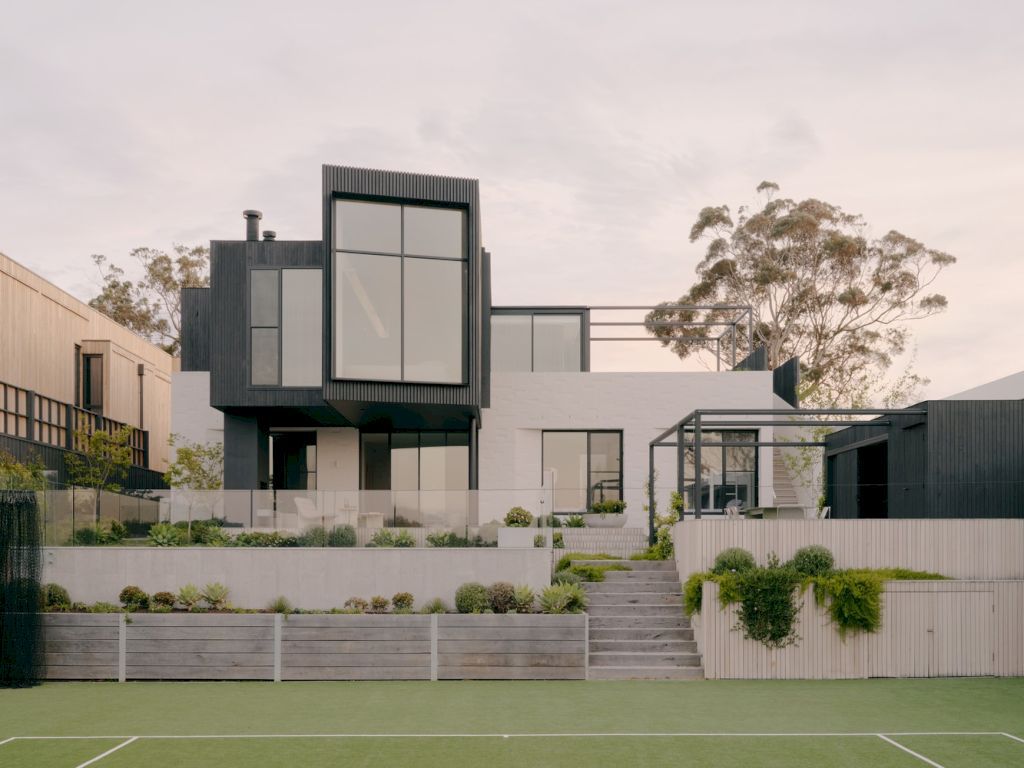 Courtside House in Australia by Tom Robertson Architects