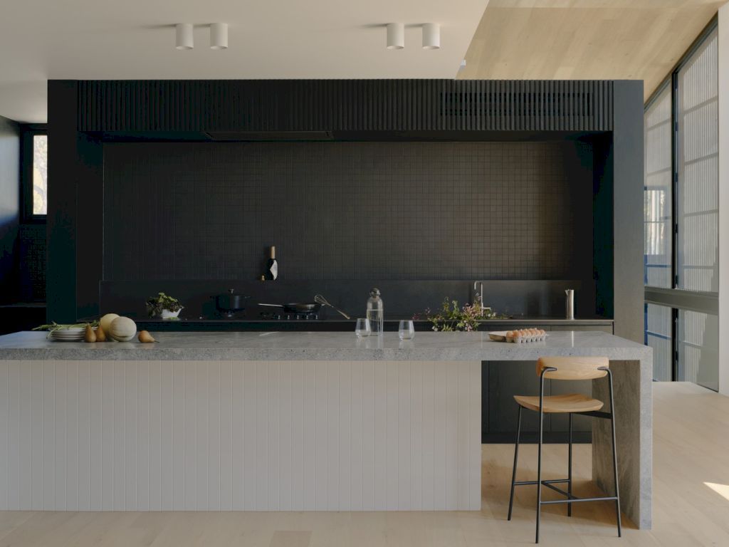 Courtside House in Australia by Tom Robertson Architects