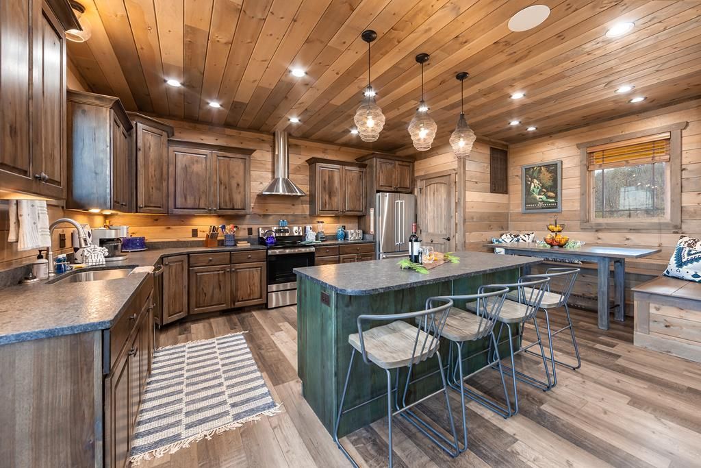 Exquisite Tennessee Retreat A Tranquil Paradise with Panoramic Views Now Available for 2.49 Million 16