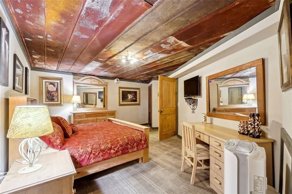 Georgias 9 Million Gem Luxe Smart Home Marrying Opulence and High Tech Living 52