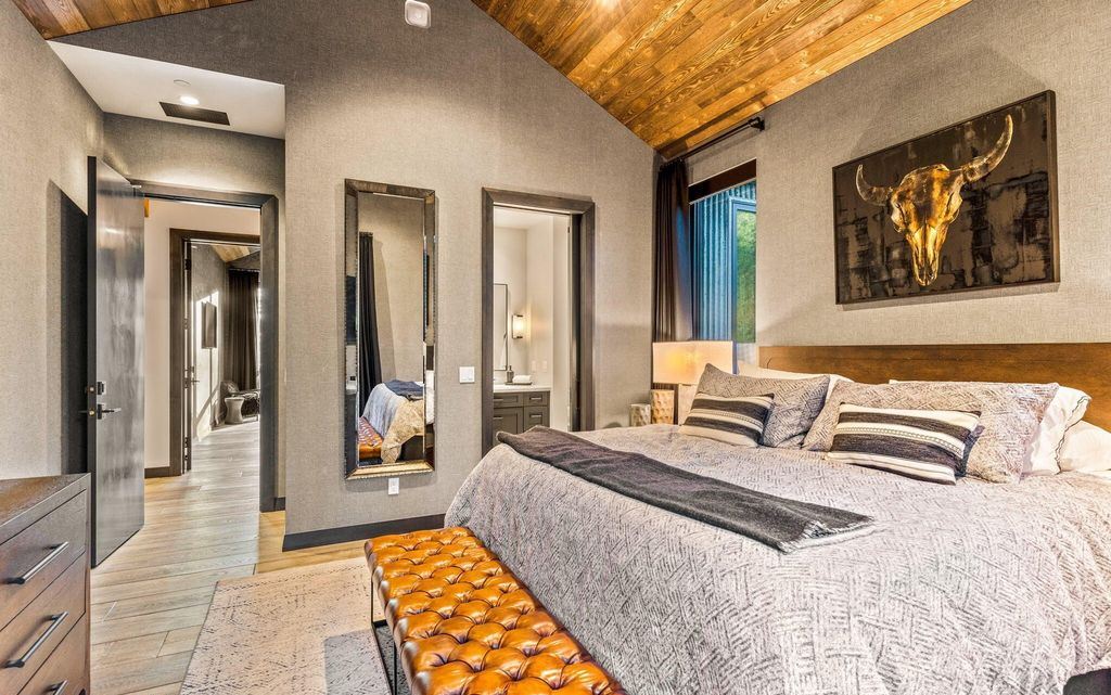 Idyllic Retreat 19.9M Luxurious Estate in Idaho Offers Enchanting Forest Views and Unmatched Amenities 36