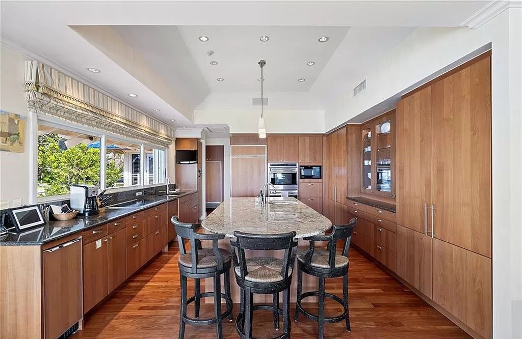 Built in 1964 and spanning 6,360 square feet, the property offers 171 feet of prime Gulf of Mexico frontage.