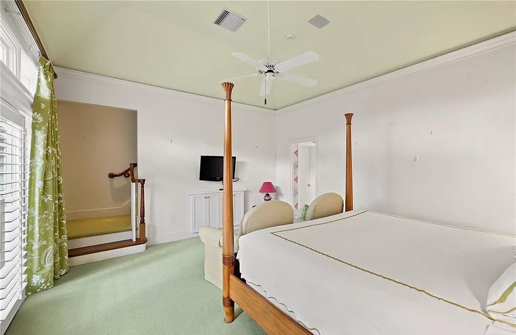 Built in 1964 and spanning 6,360 square feet, the property offers 171 feet of prime Gulf of Mexico frontage.