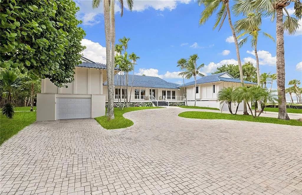 Built in 1964 and spanning 6,360 square feet, the property offers 171 feet of prime Gulf of Mexico frontage.
