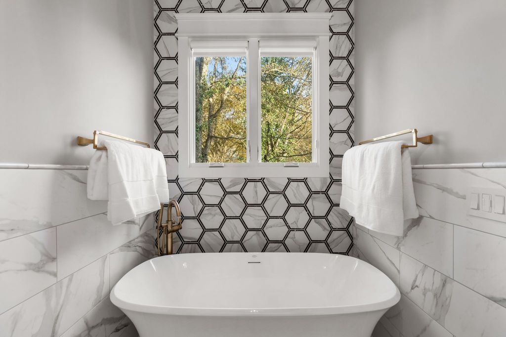 Sophistication Meets Convenience Modern Masterpiece in Tennessee Hits the Market at 4199900 27