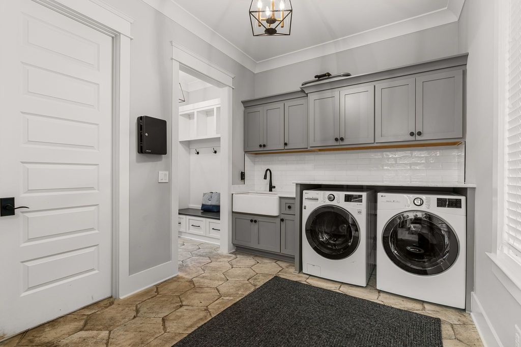 Sophistication Meets Convenience Modern Masterpiece in Tennessee Hits the Market at 4199900 43