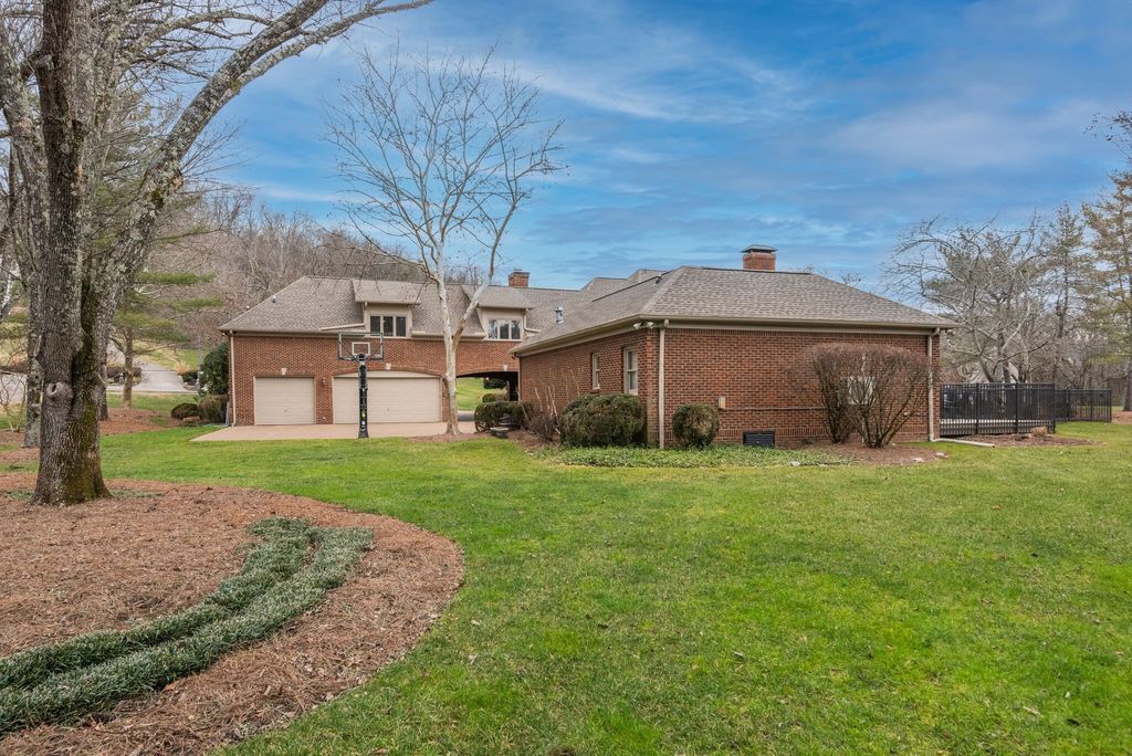 Visionary Architectural Marvel in Tennessee A Home Hits the Market at 2.6 Million 52