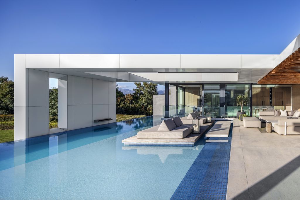 Winelands Villa Contemporary Oasis in South Africa by ARRCC 21