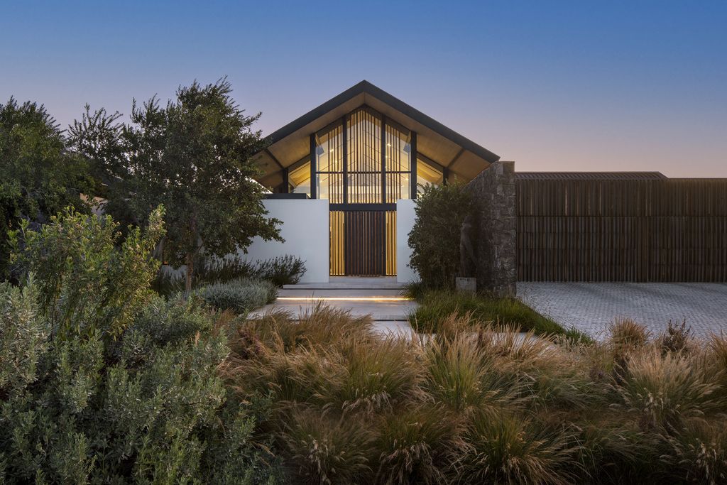 Winelands Villa, Contemporary Oasis in South Africa by ARRCC