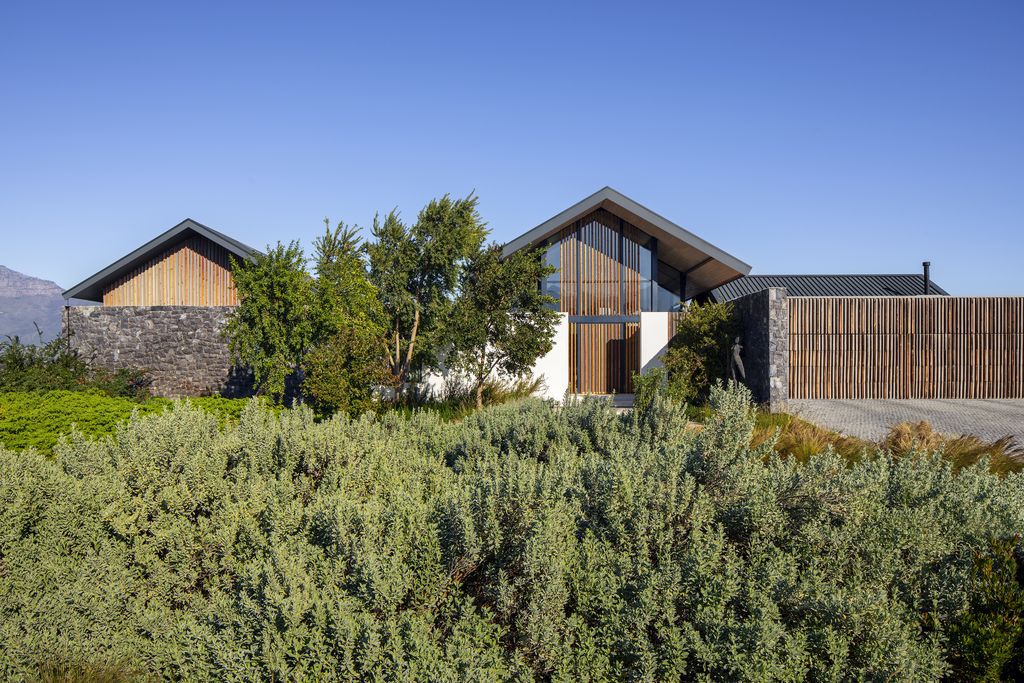 Winelands Villa Contemporary Oasis in South Africa by ARRCC 8