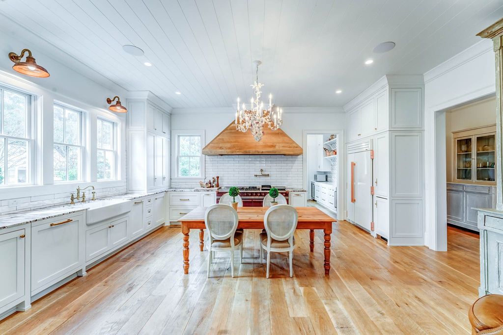 2860 Arbor Hill Road Home in Canton, Georgia. Situated on 40 acres of picturesque Southeast Canton countryside, Dara Hill Farm is a breathtaking 2019-built farmhouse estate that offers an unparalleled living experience. 
