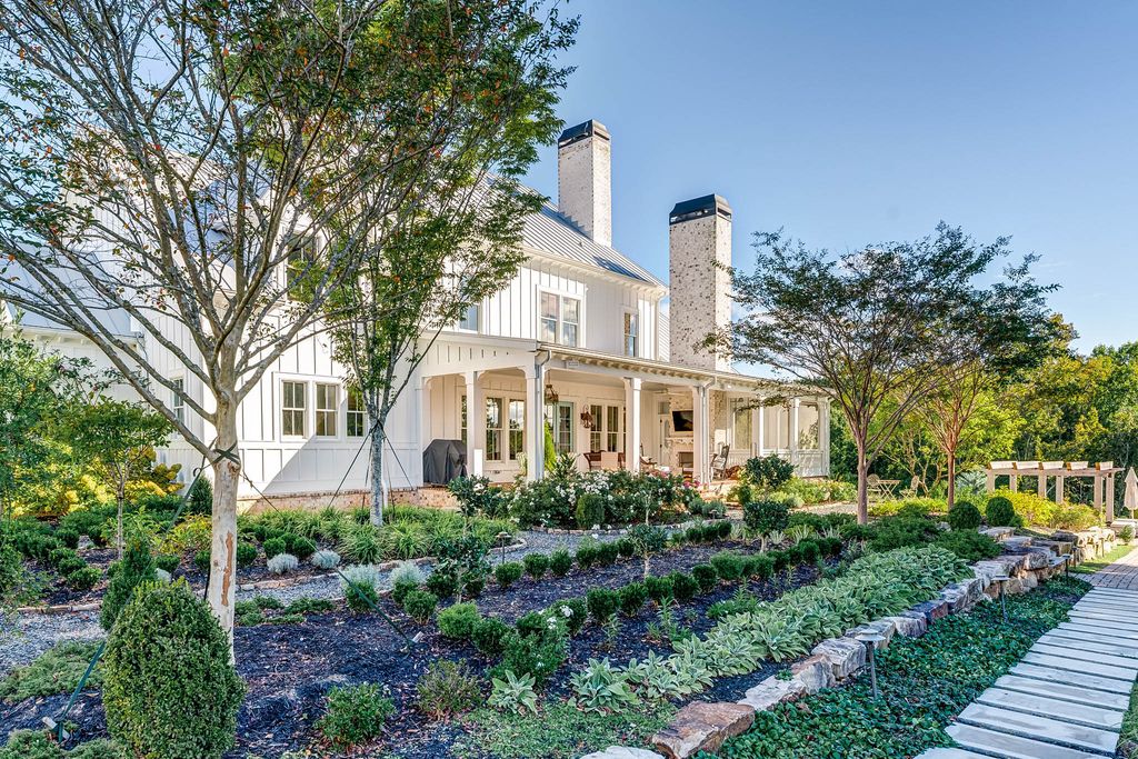 2860 Arbor Hill Road Home in Canton, Georgia. Situated on 40 acres of picturesque Southeast Canton countryside, Dara Hill Farm is a breathtaking 2019-built farmhouse estate that offers an unparalleled living experience. 