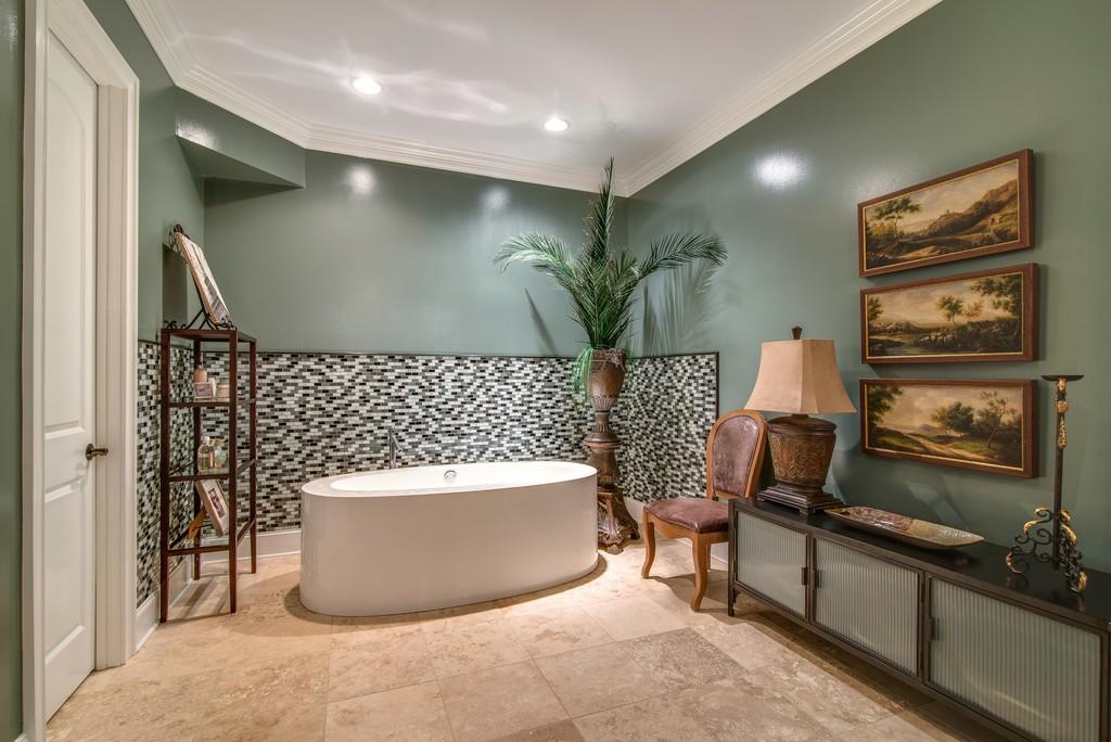 This stunning 20-acre gated estate is in the coveted and bucolic community of Leiper’s Fork in Williamson County. The grand entry features soaring 23-foot ceilings, marble floors and double sweeping staircases. It’s high drama teamed with luxurious beauty. The home has four bedrooms, six full and three half-baths. 3320 Southall Rd, Franklin, TN.