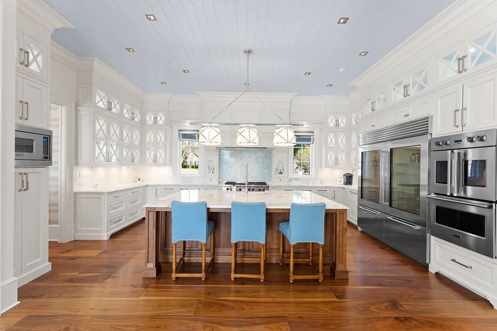 7214 Baltusrol Lane Home in Charlotte, North Carolina. Discover unparalleled luxury living at "Satisfaction In Charlotte," a meticulously renovated estate offering breathtaking views of Quail Hollow's premier golf course. This turn-key home boasts top-to-bottom renovations by Peters Custom Homes, including a culinary masterpiece kitchen, indulgent primary suite with private balcony, and seamless indoor-outdoor living spaces perfect for entertaining.