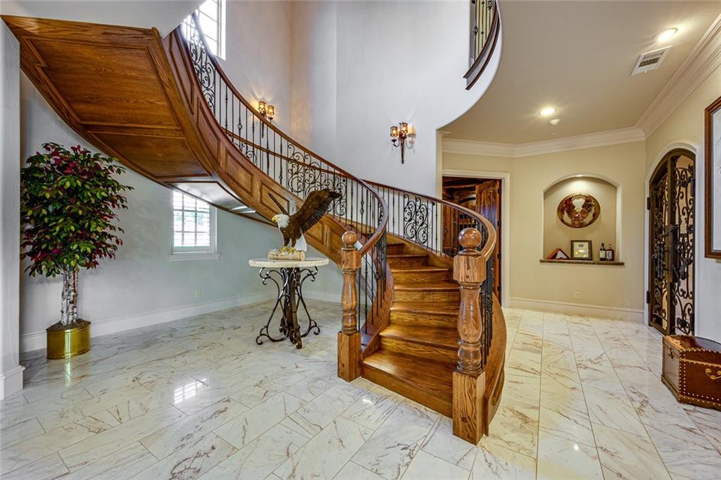 916 Cedar Shores Drive Home in Heath, Texas. Explore the epitome of luxury at Sunset Shores, a stunning estate situated on a picturesque 1.5-acre waterfront lot on Lake Ray Hubbard.