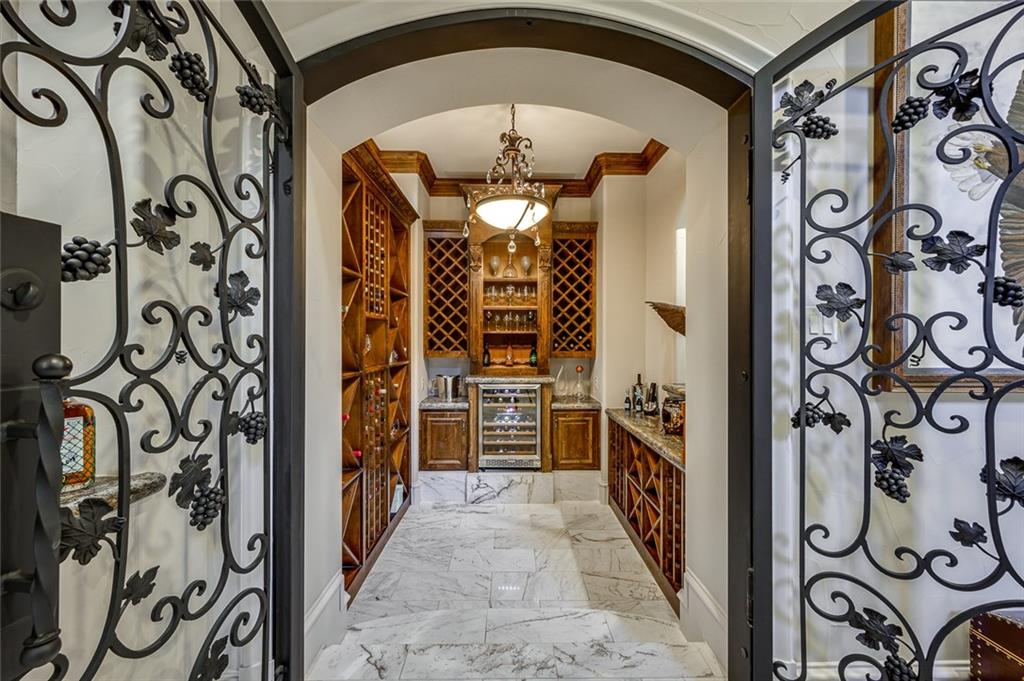 916 Cedar Shores Drive Home in Heath, Texas. Explore the epitome of luxury at Sunset Shores, a stunning estate situated on a picturesque 1.5-acre waterfront lot on Lake Ray Hubbard.