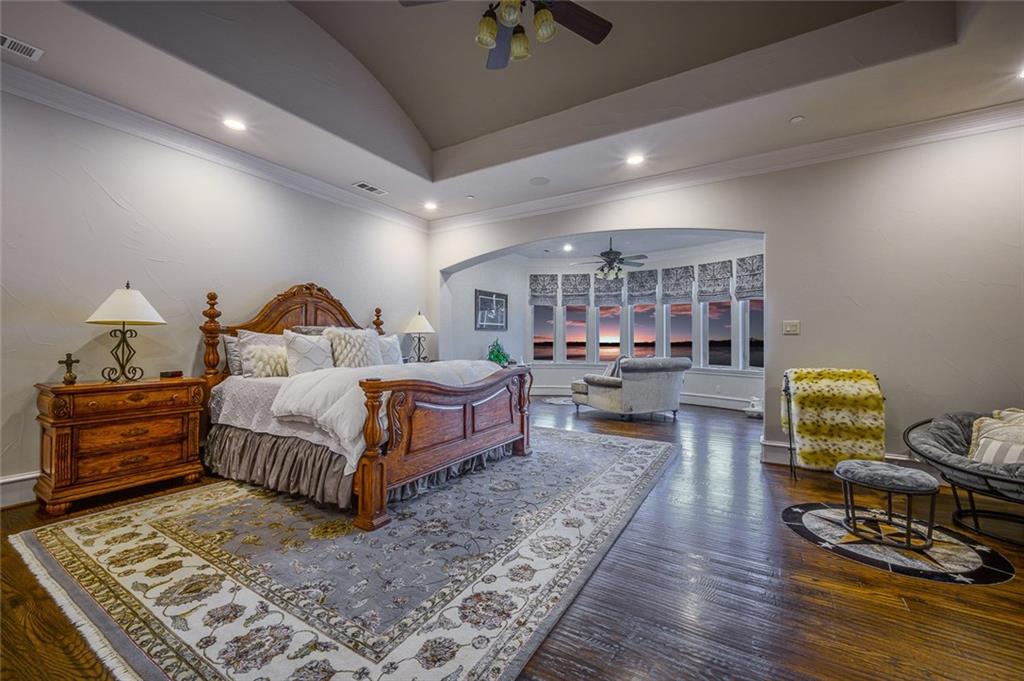 916 Cedar Shores Drive Home in Heath, Texas. Explore the epitome of luxury at Sunset Shores, a stunning estate situated on a picturesque 1.5-acre waterfront lot on Lake Ray Hubbard.