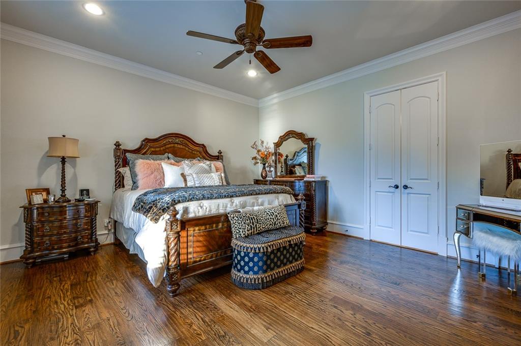 916 Cedar Shores Drive Home in Heath, Texas. Explore the epitome of luxury at Sunset Shores, a stunning estate situated on a picturesque 1.5-acre waterfront lot on Lake Ray Hubbard.