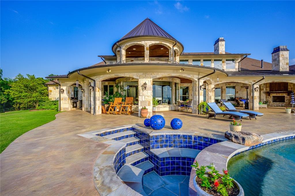 916 Cedar Shores Drive Home in Heath, Texas. Explore the epitome of luxury at Sunset Shores, a stunning estate situated on a picturesque 1.5-acre waterfront lot on Lake Ray Hubbard.
