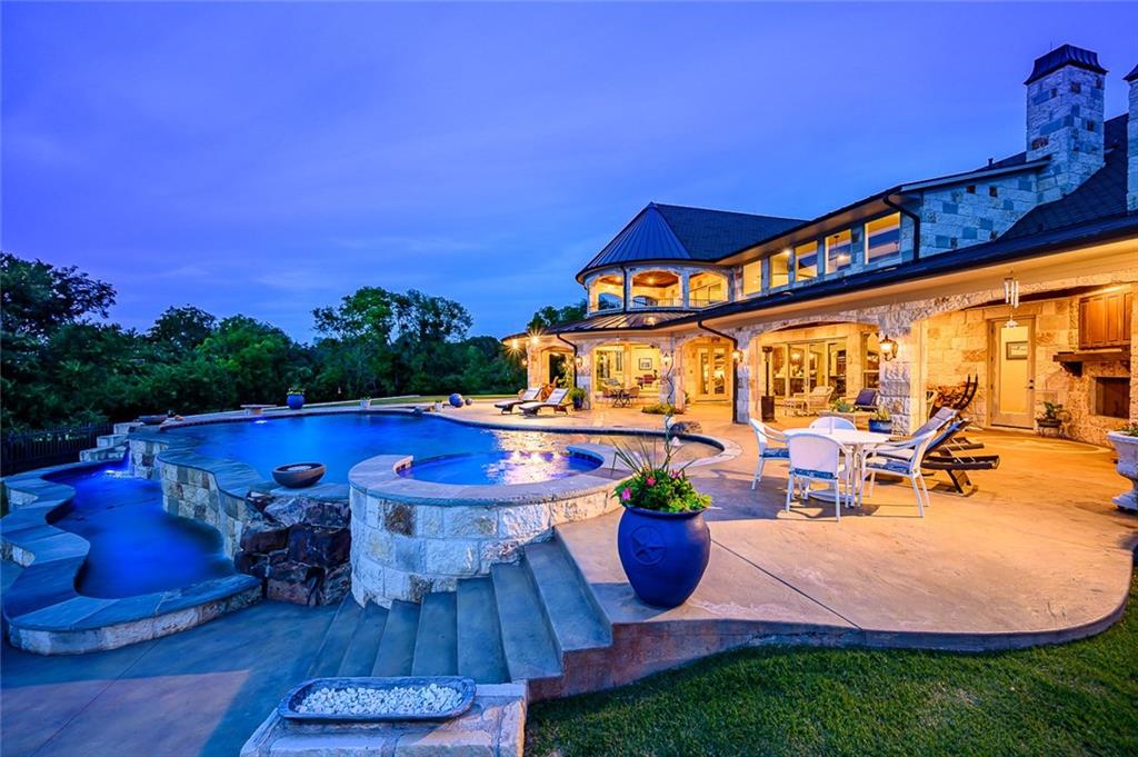 916 Cedar Shores Drive Home in Heath, Texas. Explore the epitome of luxury at Sunset Shores, a stunning estate situated on a picturesque 1.5-acre waterfront lot on Lake Ray Hubbard.