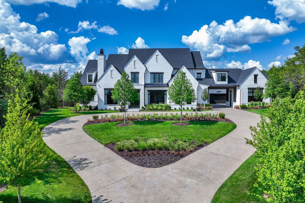 9252 Lehigh Drive Home in Brentwood, Tennessee. Step into luxury living at its finest with this stunning transitional home nestled on a private 3.5-acre lot in Brentwood. Enjoy breathtaking views of the surrounding hillsides from every angle, complemented by Marie-Joe Bouffard’s captivating interior design. 
