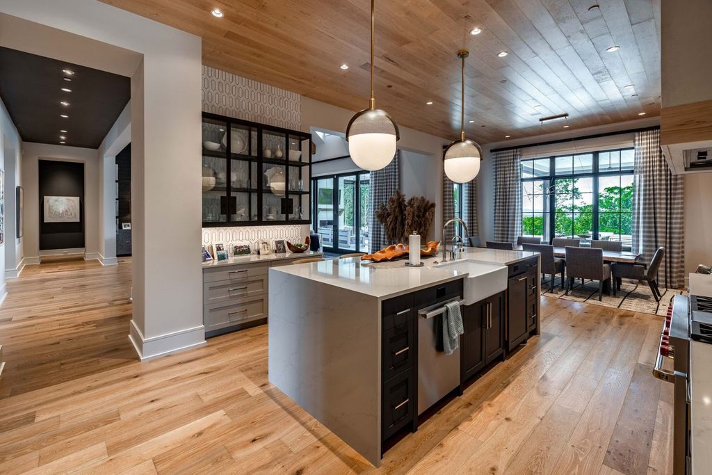 9252 Lehigh Drive Home in Brentwood, Tennessee. Step into luxury living at its finest with this stunning transitional home nestled on a private 3.5-acre lot in Brentwood. Enjoy breathtaking views of the surrounding hillsides from every angle, complemented by Marie-Joe Bouffard’s captivating interior design. 
