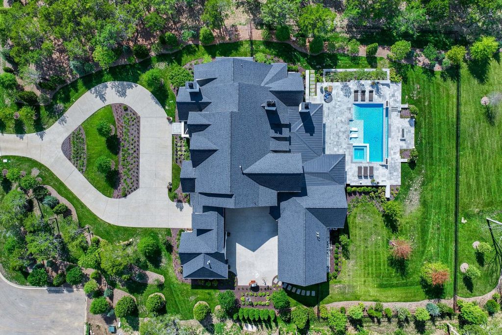 9252 Lehigh Drive Home in Brentwood, Tennessee. Step into luxury living at its finest with this stunning transitional home nestled on a private 3.5-acre lot in Brentwood. Enjoy breathtaking views of the surrounding hillsides from every angle, complemented by Marie-Joe Bouffard’s captivating interior design. 
