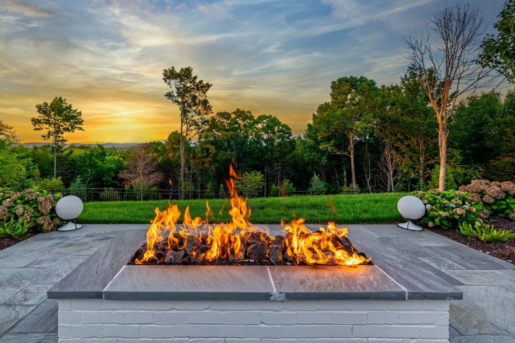 9252 Lehigh Drive Home in Brentwood, Tennessee. Step into luxury living at its finest with this stunning transitional home nestled on a private 3.5-acre lot in Brentwood. Enjoy breathtaking views of the surrounding hillsides from every angle, complemented by Marie-Joe Bouffard’s captivating interior design. 