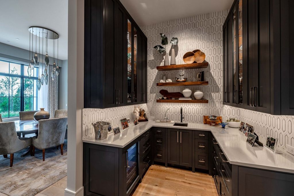 9252 Lehigh Drive Home in Brentwood, Tennessee. Step into luxury living at its finest with this stunning transitional home nestled on a private 3.5-acre lot in Brentwood. Enjoy breathtaking views of the surrounding hillsides from every angle, complemented by Marie-Joe Bouffard’s captivating interior design. 