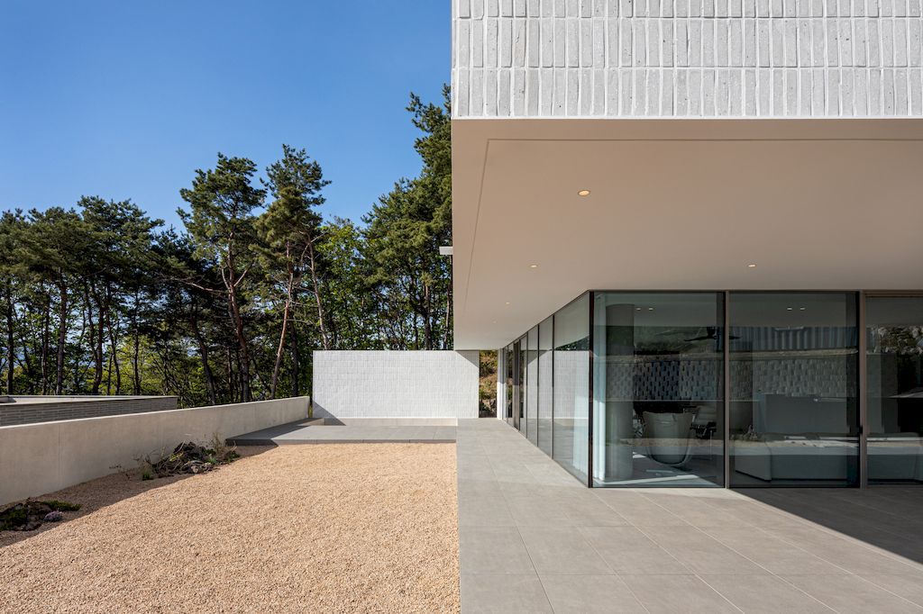 A Weekend House, a Tranquil Escape by Architecture Lab Boum