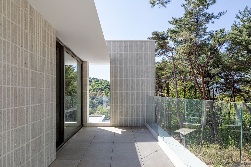 A Weekend House, a Tranquil Escape by Architecture Lab Boum